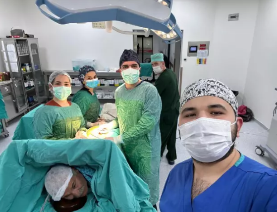 Qorxduğu əməliyyata musiqi sədaları altında girdi - VİDEO