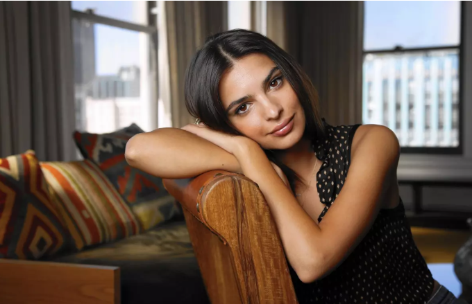 Məşhur model bələdiyyə sədrinə marketdə rəqs edərək dəstək verdi - VİDEO