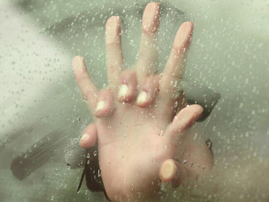 Avtomobildə sevgilisi ilə cinsi əlaqədə olduğu anları ərinə izlətdi - Vəhşicəsinə döyüldü - VİDEO