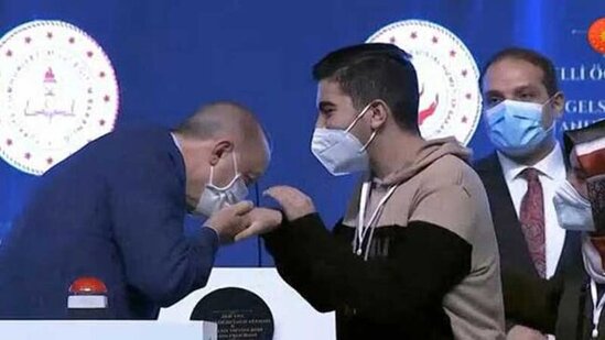 Əlil gəncin hədiyyəsini görən Ərdoğan onun əllərindən öpdü - VİDEO