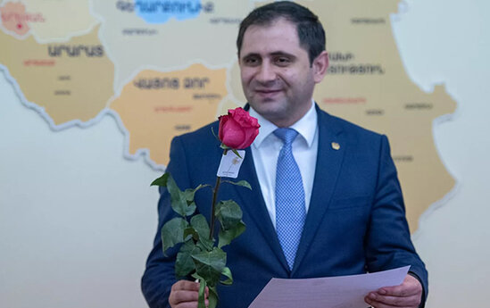 Ermənistanın müdafiə naziri keçmiş mətbuat katibi ilə evlənir - Foto