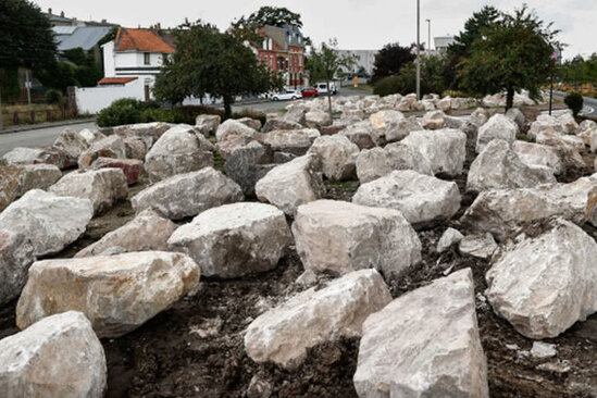 Fransada küçələrə nəhəng qaya parçaları döşəndi - FOTO