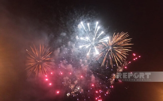 Bakıda Heydər Əliyevin 100 illik yubileyi ilə əlaqədar atəşfəşanlıq olub - FOTO