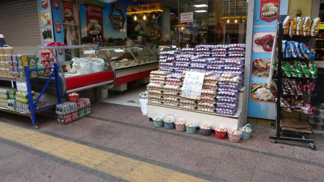 Satıcılar ŞOKDA: Küçə ilə qaçan adam 50 mağazaya HÜCUM ELƏDİ - VİDEO