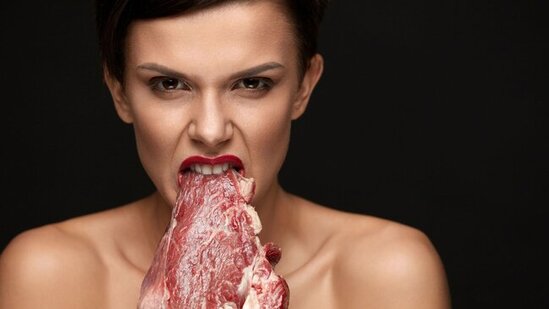 Öz bədənini yeyən qadın – "Dadı mal ətinə bənzəyir"