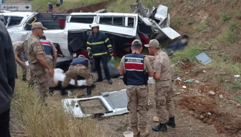 DƏHŞƏT! Sement tankeri sərnişin mikroavtobusuna çırpılıb -VİDEO