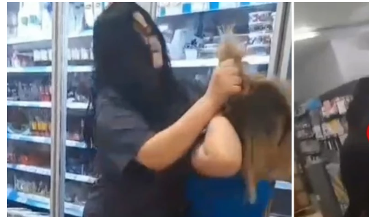 Qadın satıcı qızı saçından tutub sürüdü - Video