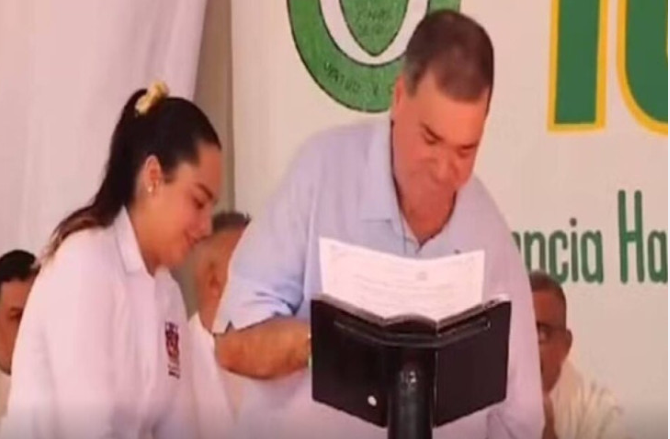 Tribunada şəhər merinin şalvarı aşağı düşdü - VİDEO