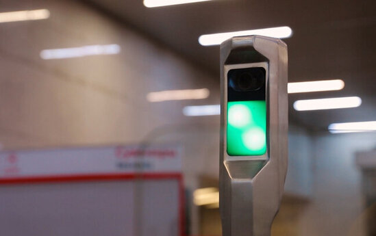 Kart əvəzinə üzlərini göstərərək, metroya minməyə başladılar - VİDEO