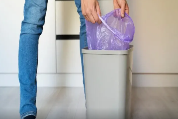 Evdəki zibil qabının qoxusundan qurtulmaq üçün sadə və effektiv hiylə