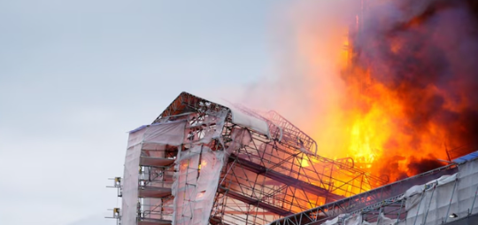 17-ci əsrə aid tarixi bina yanaraq kül oldu - VİDEO