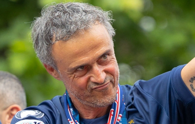 Luis Enrike velosipeddən yıxılaraq körpücük sümüyünü sındırdı