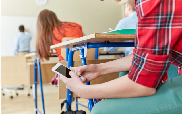 Məktəbdə smartfonlara qoyulan qadağa uşaqlara necə təsir edir?