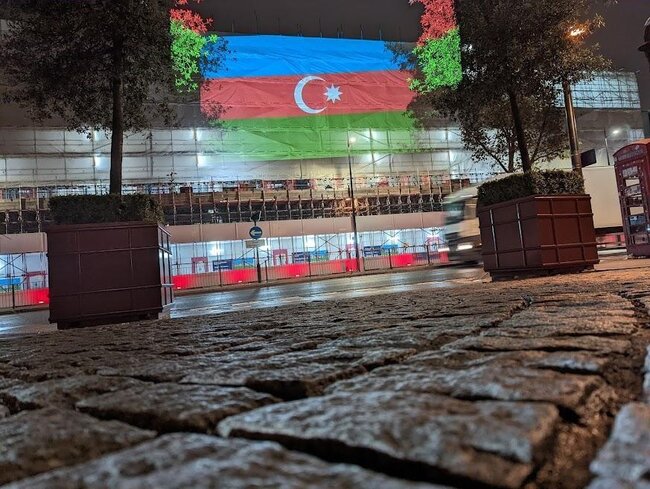 Britaniyada binalar bayrağımızın rənglərinə boyandı - Fotolar