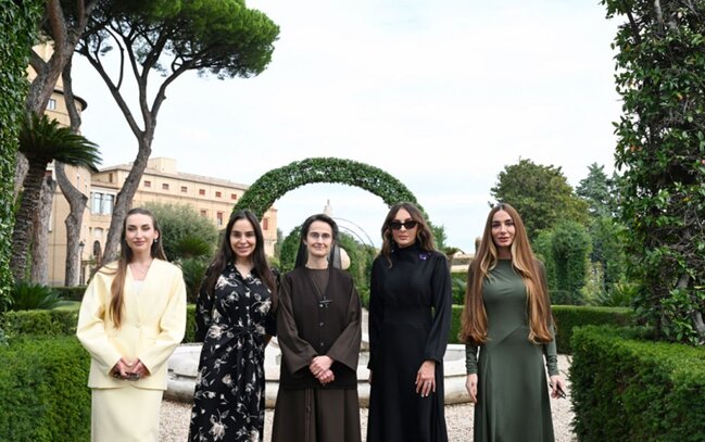 Mehriban Əliyeva qızları və gəlini ilə Vatikan bağlarında - Fotolar