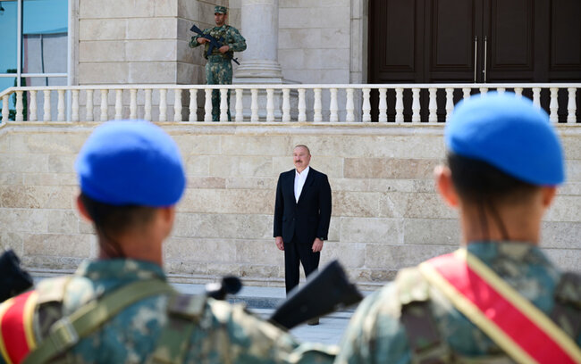 Prezident Döyüş bayraqlarının verilməsi mərasimində - Fotolar