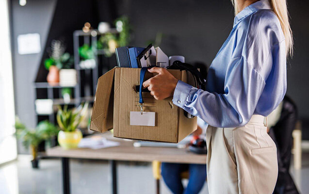 İşdən bir dəqiqə tez çıxdığına görə qovuldu - Təzminat aldı