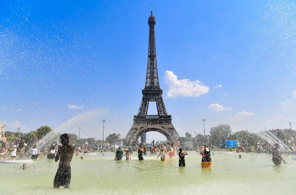 Parisdə daha bir turistik məkan kəskin istilərə görə iş rejimini dəyişdi