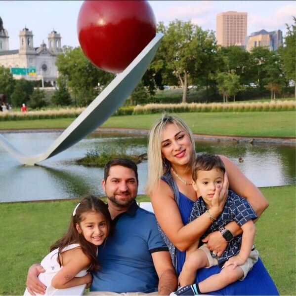 Əcnəbiyə ərə gedən Günel ailəsi ilə fotolarını paylaşdı