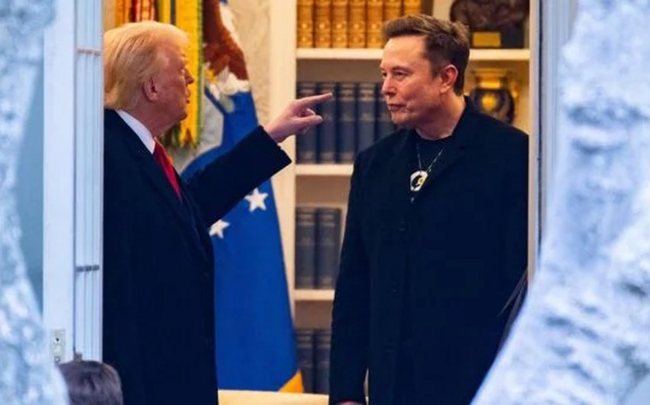 Ağ Ev Tramp və Mask tərəfdarlarından tərəf seçməyi tələb edib