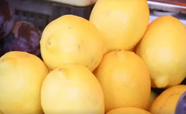 Limonu necə yemək lazımdır, qabıqlı ya qabıqsız?