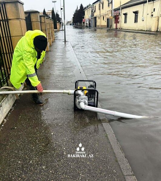 Bakının qəsəbələrində yağış fəsadlarının aradan qaldırılması davam etdirilir