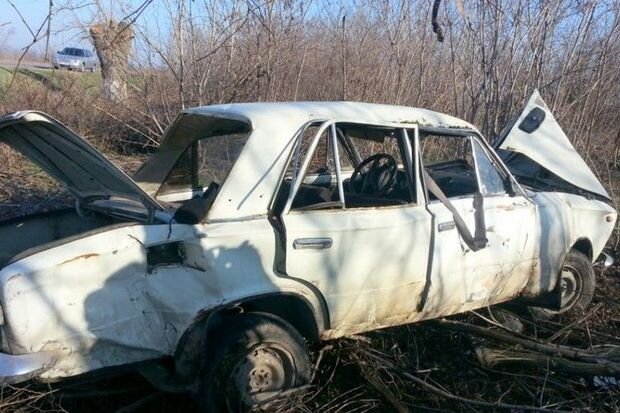 Şəmkirdə avtomobil maneəyə çırpıldı: Xəsarət alanlar var