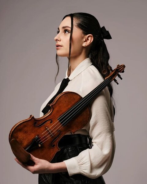 Skripkaçıya musiqi aləti ilə təyyarəyə minməyə icazə verilməyib - FOTOLAR