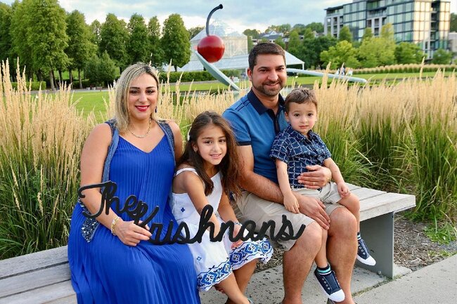 Əcnəbiyə ərə gedən Günel ailəsi ilə fotolarını paylaşdı