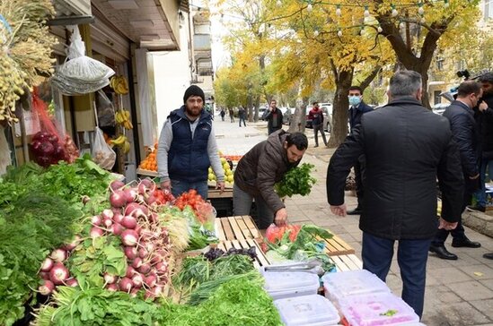 Paytaxtda qanunsuz küçə ticarəti ilə bağlı reydlər keçirilir - FOTO