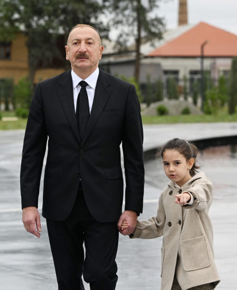 Hikmət Hacıyev Prezidentlə balaca Nilayın fotosu barədə paylaşım edib