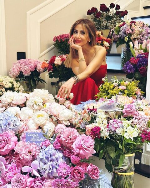 Ad günündə çiçək yağışına tutuldu - Fotolar