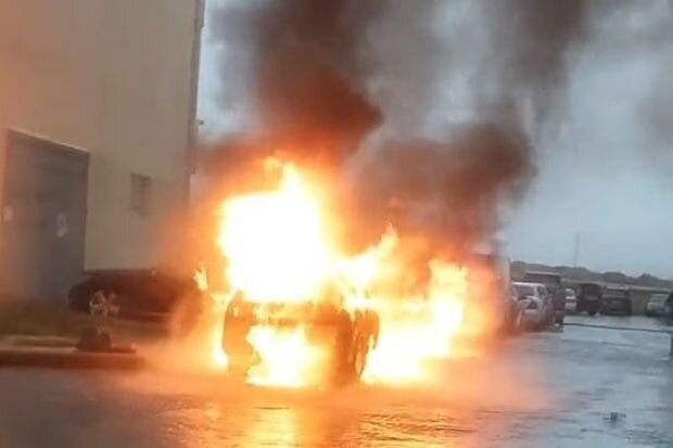 Sabirabadda "Mercedes" markalı minik avtomobili yanıb