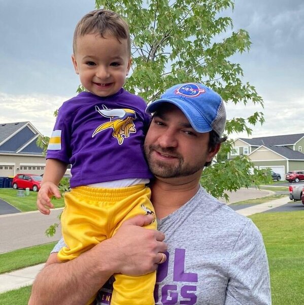 Əcnəbiyə ərə gedən Günel ailəsi ilə fotolarını paylaşdı