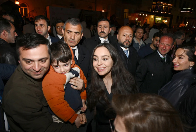 Leyla Əliyeva və Arzu Əliyeva Beynəlxalq Xalça Festivalını ziyarət ediblər