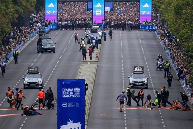 Ekofəallar Berlin marafonunu dayandırmağa cəhd ediblər - VİDEO