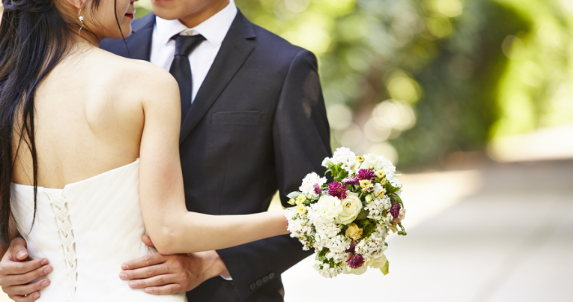 "Evlənməmək vətənə xəyanətdir" - Bu ölkədə qəribə qadağa