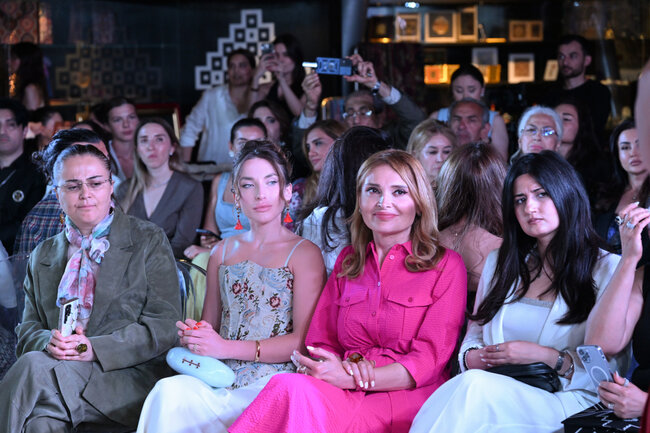 Alyona Əliyeva moda nümayişini izlədi - Fotolar