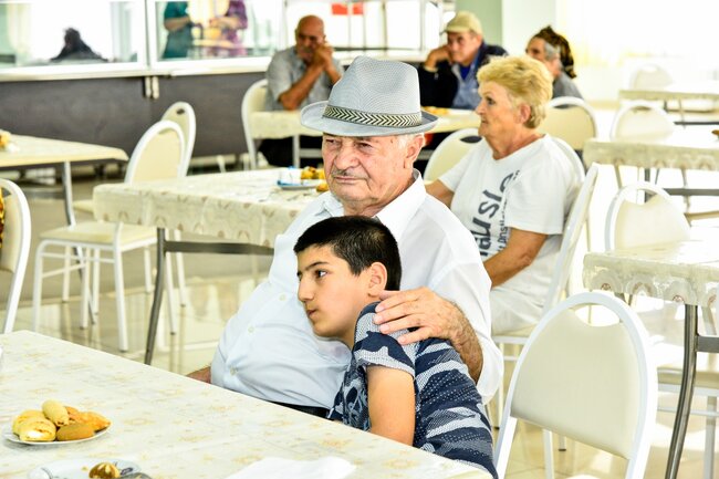 Ahıllar və kimsəsiz uşaqlar bir yerdə - VİDEO