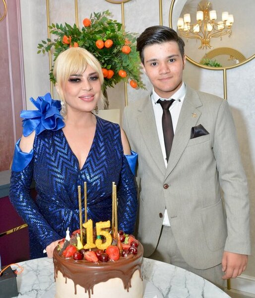 Mətanət İsgəndərli nəvələri ilə - Fotolar