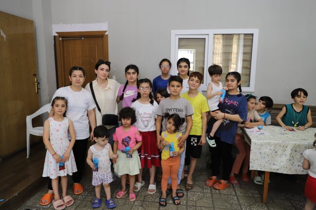 "Avrora Qrup" aztəminatlı ailələrə və uşaq evlərinə bayram sovqatı çatdırıb