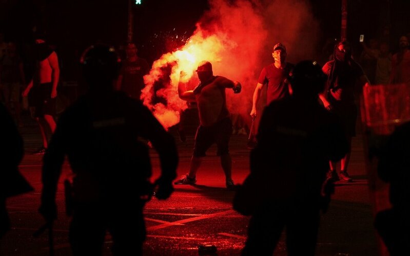 Serbiyada etirazçılar polisə hücum edərək məhkəmə və prokurorluğun binalarını dağıdıblar
