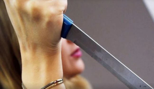 Arvad özündən 7 yaş kiçik ərini şişlə öldürdü