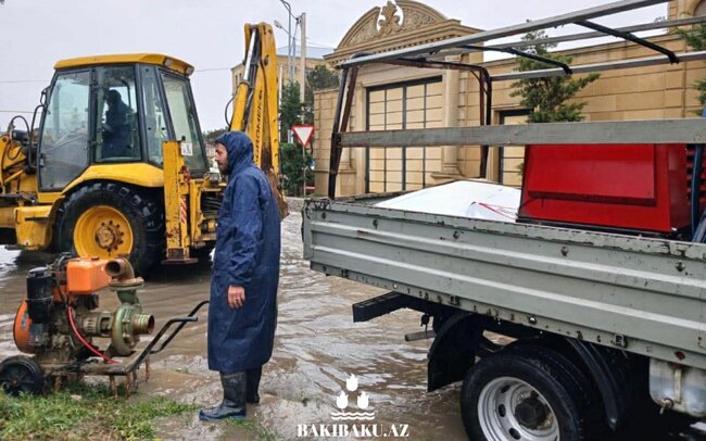 Bakının qəsəbələrində yağış fəsadlarının aradan qaldırılması davam etdirilir