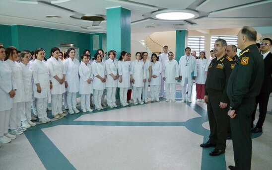 Müdafiə naziri Baş Klinik Hospitalda olub, hərbi həkimləri təbrik edib