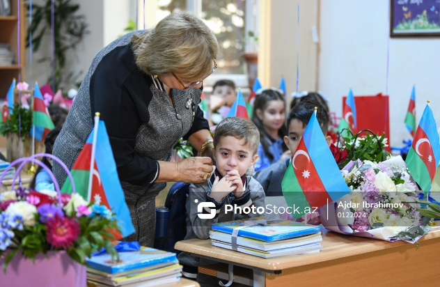 Müəllimlər Günü ilə əlaqədar yüzlərlə müəllim təltif edildi