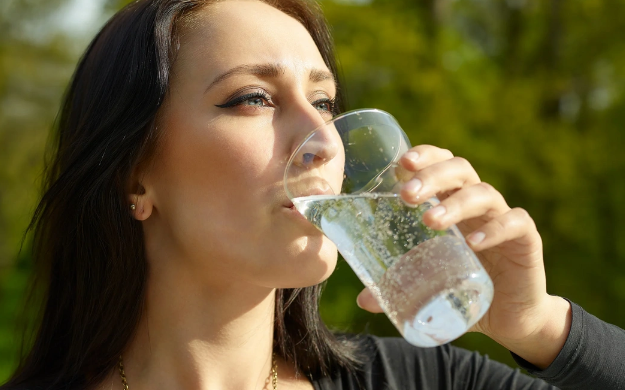 Yeməkdən əvvəl bir stəkan su içməyin orqanizmə təsiri - Həkim açıqladı