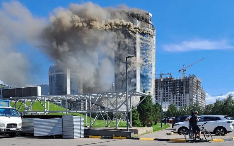 Astanada DƏHŞƏTLİ YANĞIN - İnsanlar təxliyə edilir - VİDEO