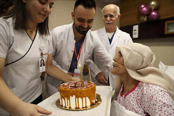 Zəlzələdən sonra dağıntılar altından xilas edilən qadın 111 yaşını qeyd etdi - FOTO/VİDEO