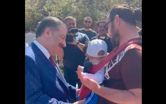 Fahrettin Koca Şuşada şahmatçının oğluna hədiyyə verdi - VİDEO